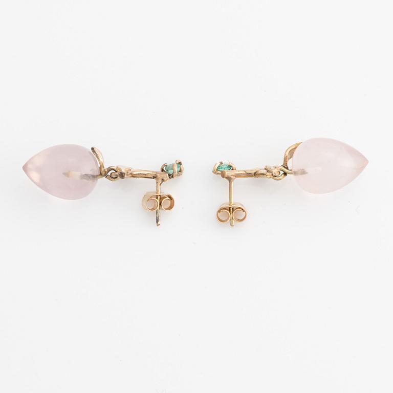 Earrings with drop-shaped rose quartz, emeralds, and brilliant-cut diamonds.