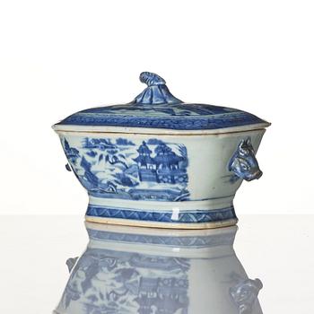 A Chinese blue and white porcelain service, 16 pieces, Qing dynasty, Qianlong (1736-95).