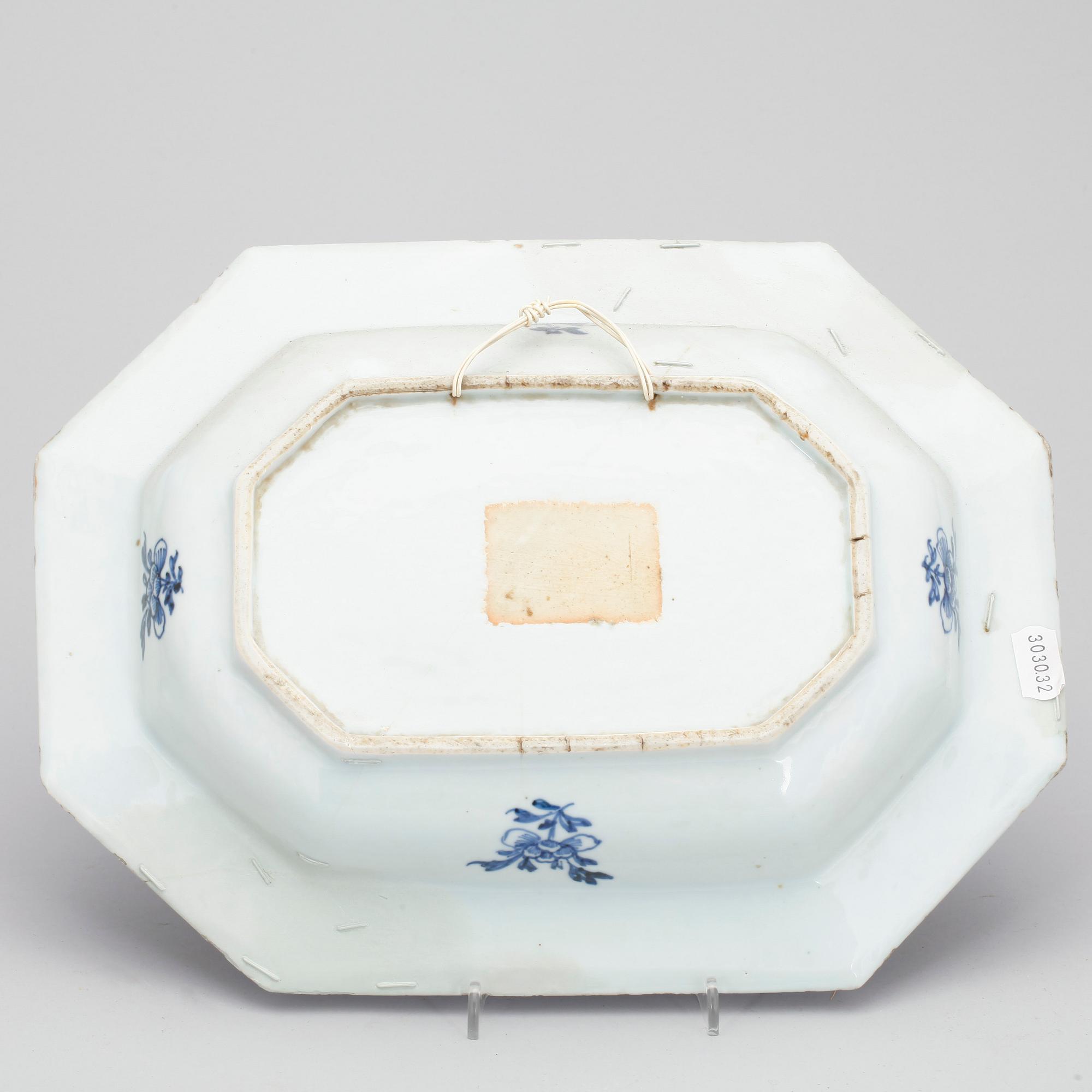 STEKFAT, 2 st, porslin, Kina, Qianlong 1736-1795.