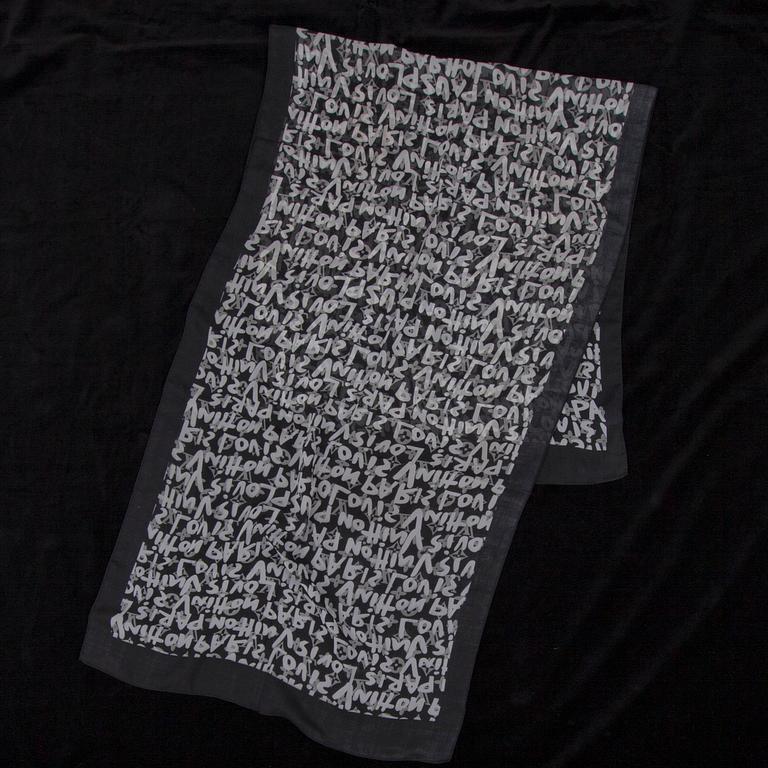 SCARF, Louis Vuitton.