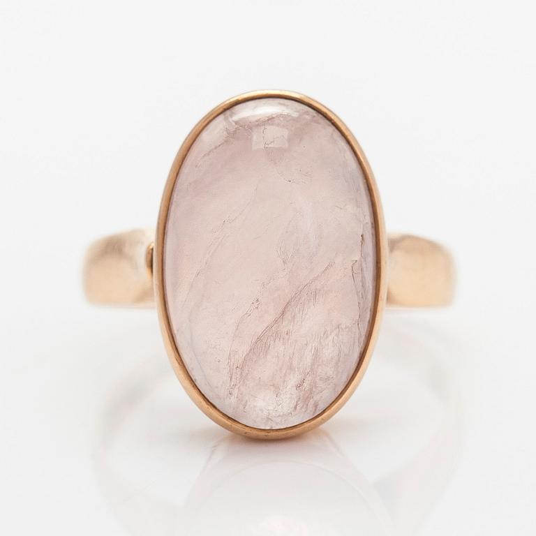 Ring, 14K guld med en cabochon slipad rosenkvarts, Korutuote Oy,  1958.