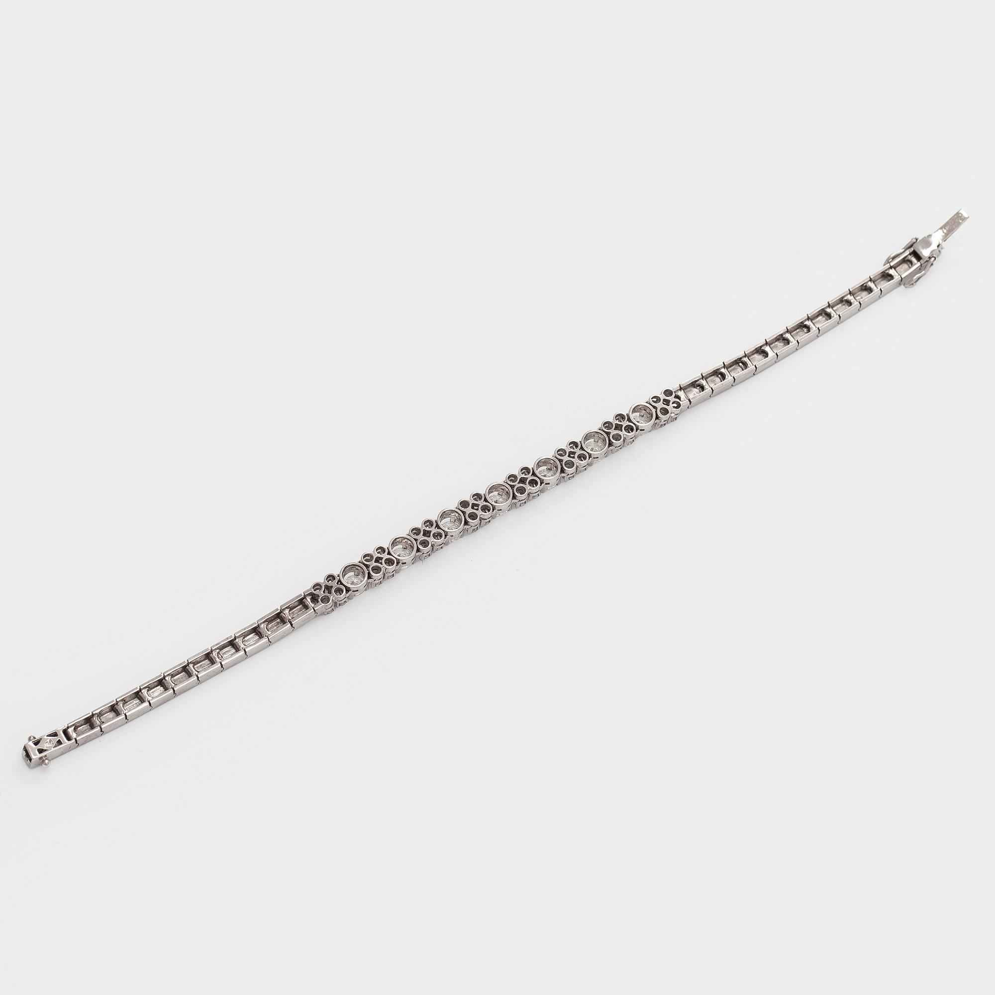 Armband, 14K vitguld med briljantslipade diamanter, Importstämplad A. Tillander 1975.