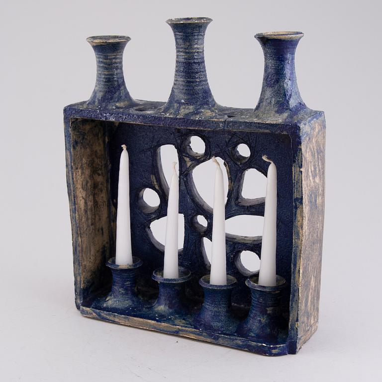 EIJA KARIVIRTA, kandelaber/ skulptur, stengods, signerad Eija Karivirta, Finland.