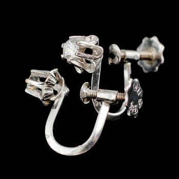ÖRHÄNGEN, ett par, 18k vitguld, med vardera en briljantslipad diamant, tot 0.4 ct, 1900-talets tredje kvartal. Vikt 2 g.