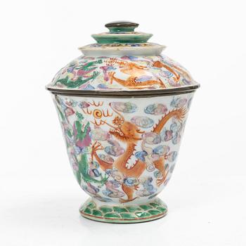 A Chinese famille rose 'dragon' jar with cover, for the Thai market, Qing dynasty, 19th century.