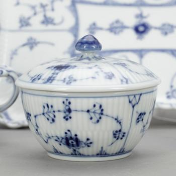 SERVISDELAR, 82 delar, porslin, "Musselmalet" Royal Copenhagen, 1900-talets andra hälft.