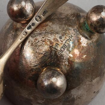 SALTKAR, 4+2 st, och ASKOPPAR, ett par, silver och glas, bla C.G. Hallberg, Stockholm, 1900-tal.