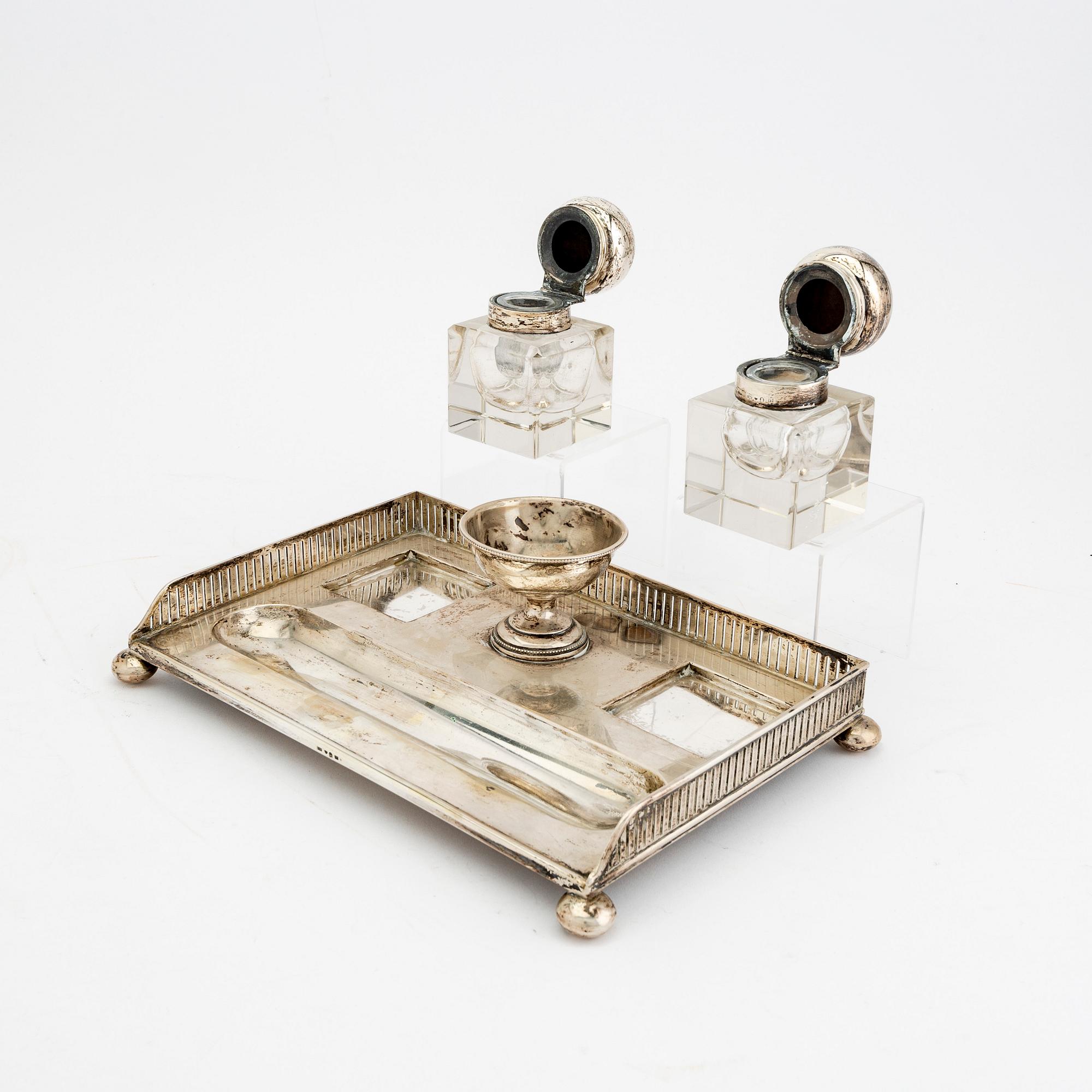 A Swedish 20th century sivler desk stand mark of CG Hallberg Stockholm 1911, weight 626 grams (not including inkstands).