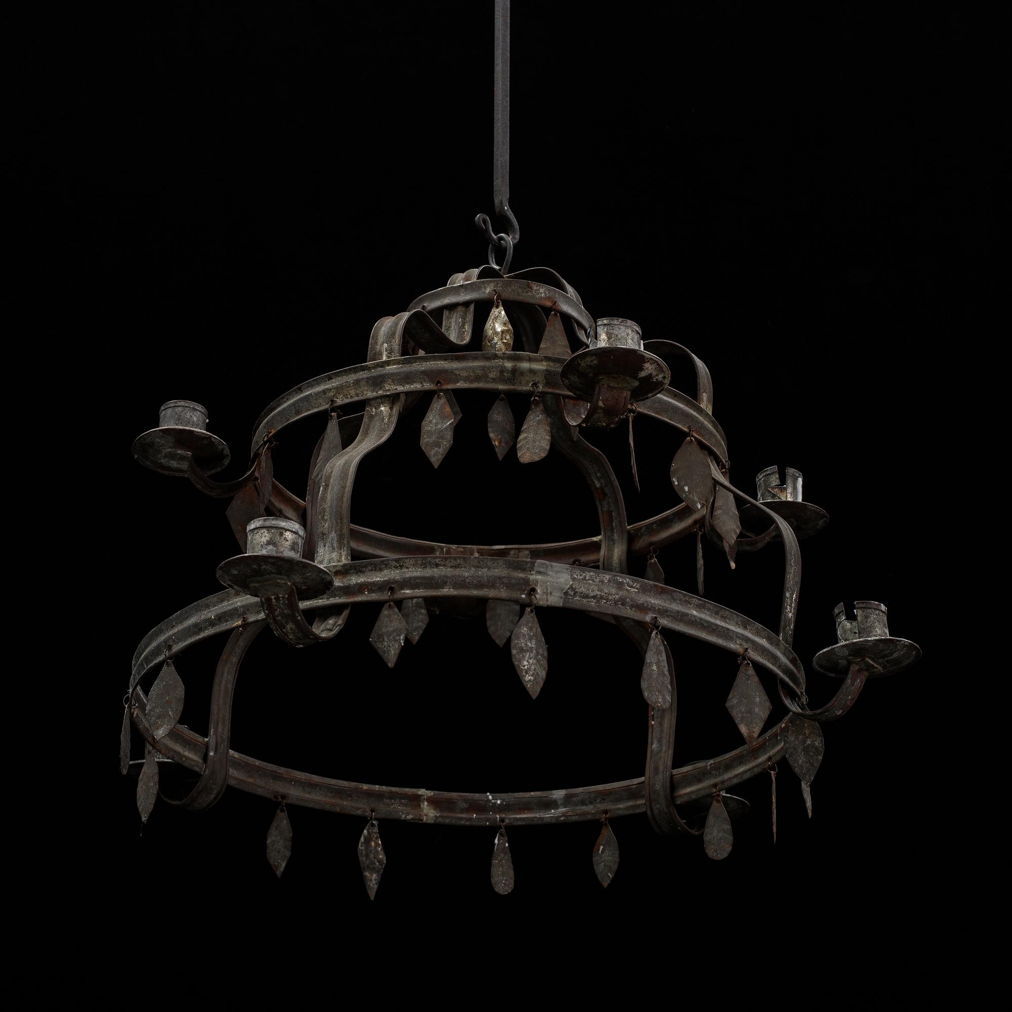 Ljuskrona i bleckplåt, allmoge, 1900-talets första hälft.