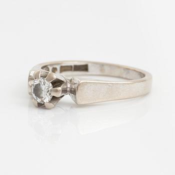 Ring 18K white gold with a round brilliant-cut diamond.