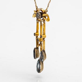 A 14K gold neckalce with aquamarines. Moscow, early 20th century.