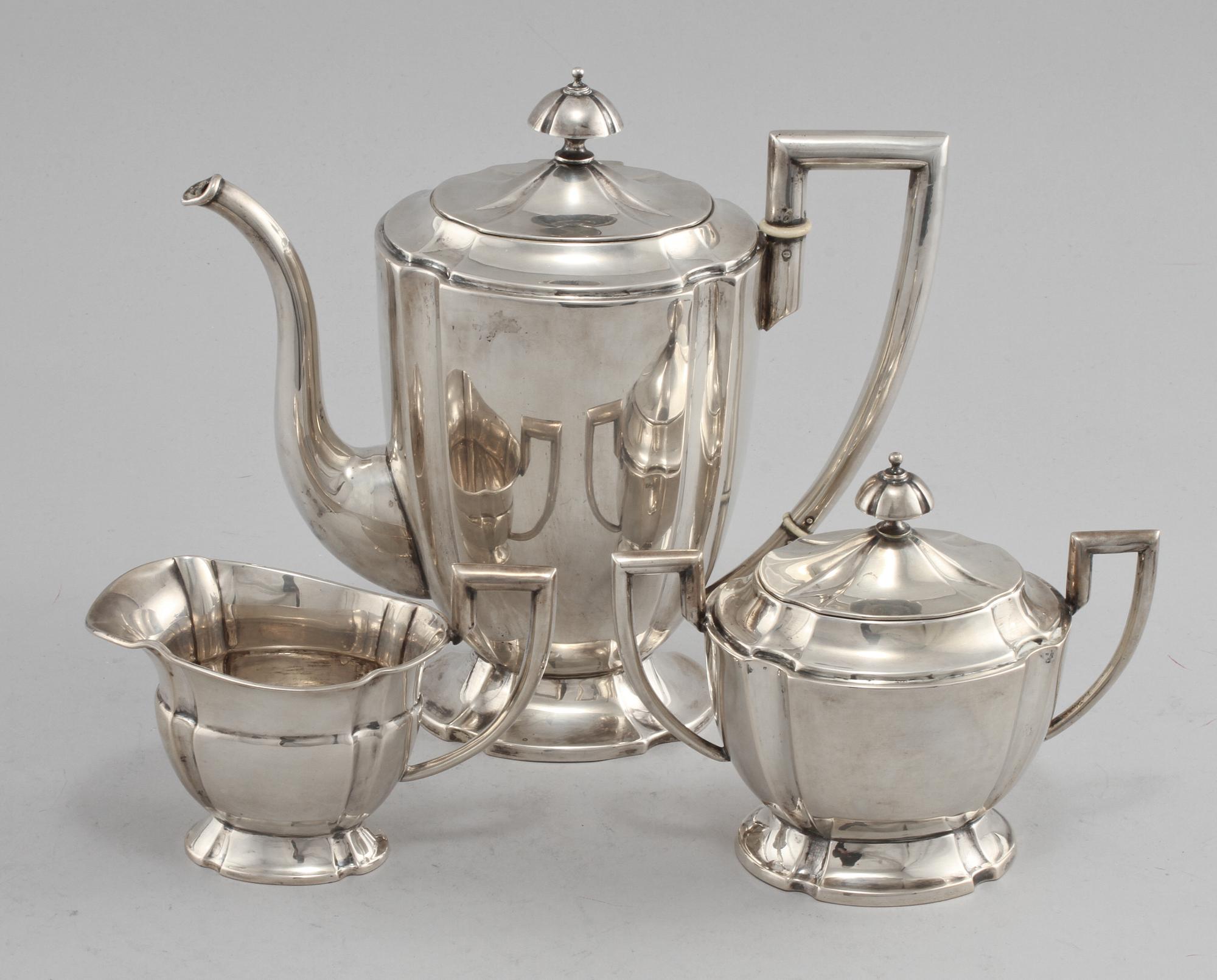KAFFESERVIS, 3 delar, silver, C G Hallberg, Stockholm samt imporstämplar, 1917/1919. Vikt 1065 g.