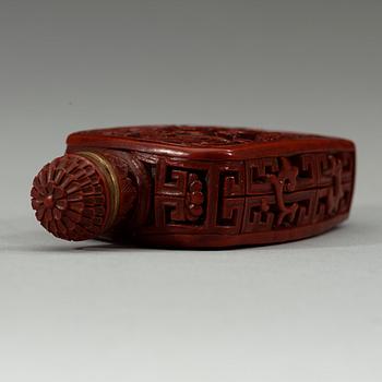 SNUSFLASKA, röd lack. Qingdynastin, med Qianlong fyra karaktärers märke. 1800-tal.