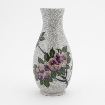 A Japanese vase, first half of the 20th Century.