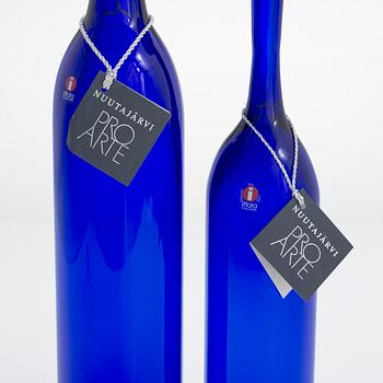 Oiva Toikka, two glass bottles, signed Oiva Toikka Nuutajärvi 168/2000 and 398/2000.