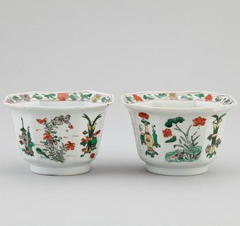 A pair of famille verte bowls, Qing dynasty.