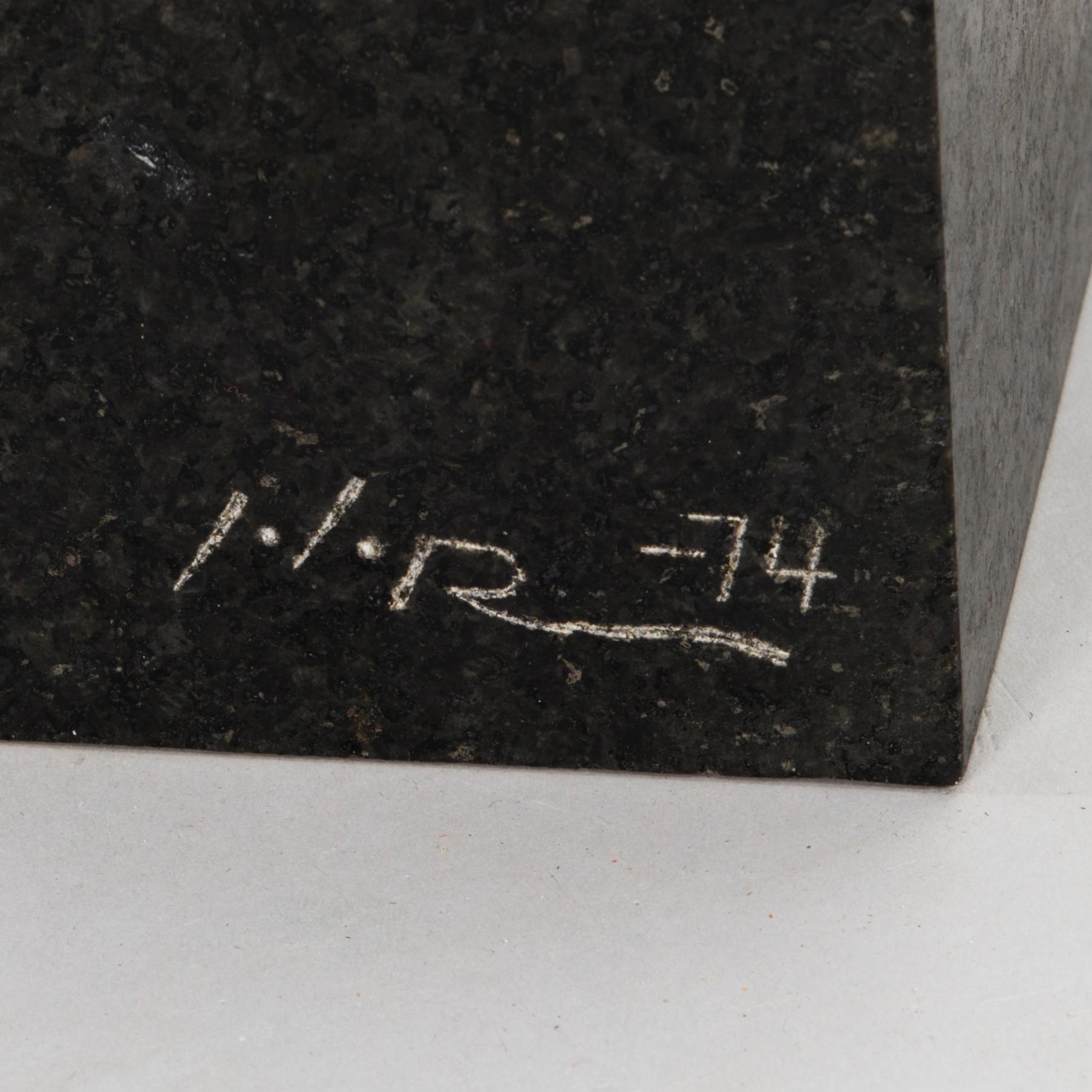 JARKKO ROTH, mustaa graniitti, signeerattu ja päivätty -74.