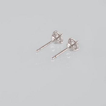 ÖRHÄNGEN, 18K vitguld med briljantslipade diamanter ca 0.67 ct. Vikt 1,6 gram.