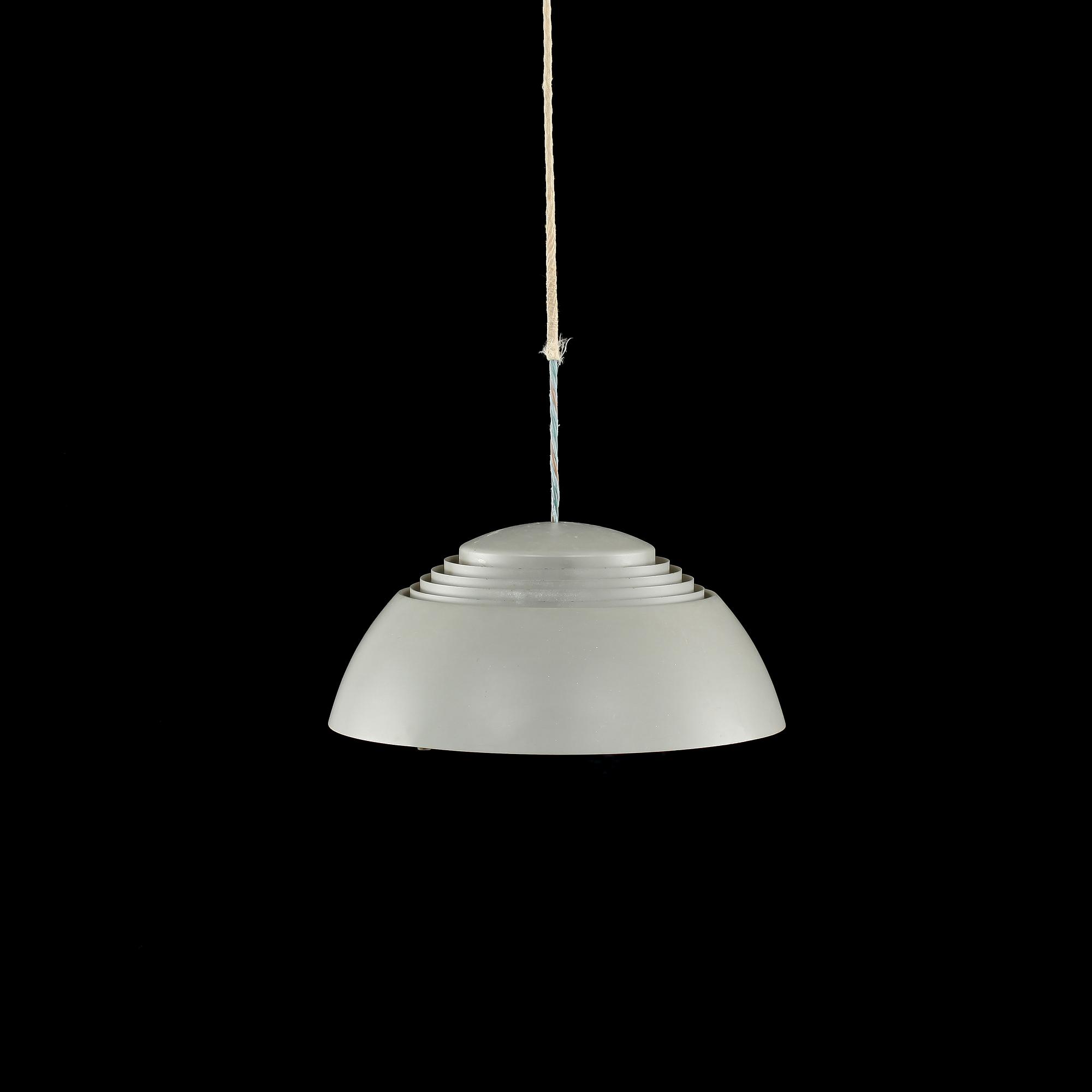 TAKLAMPA, "AJ-pendel", Arne Jacobsen för Louis Poulsen, 1900-talets andra hälft. Höjd ca 20 cm.