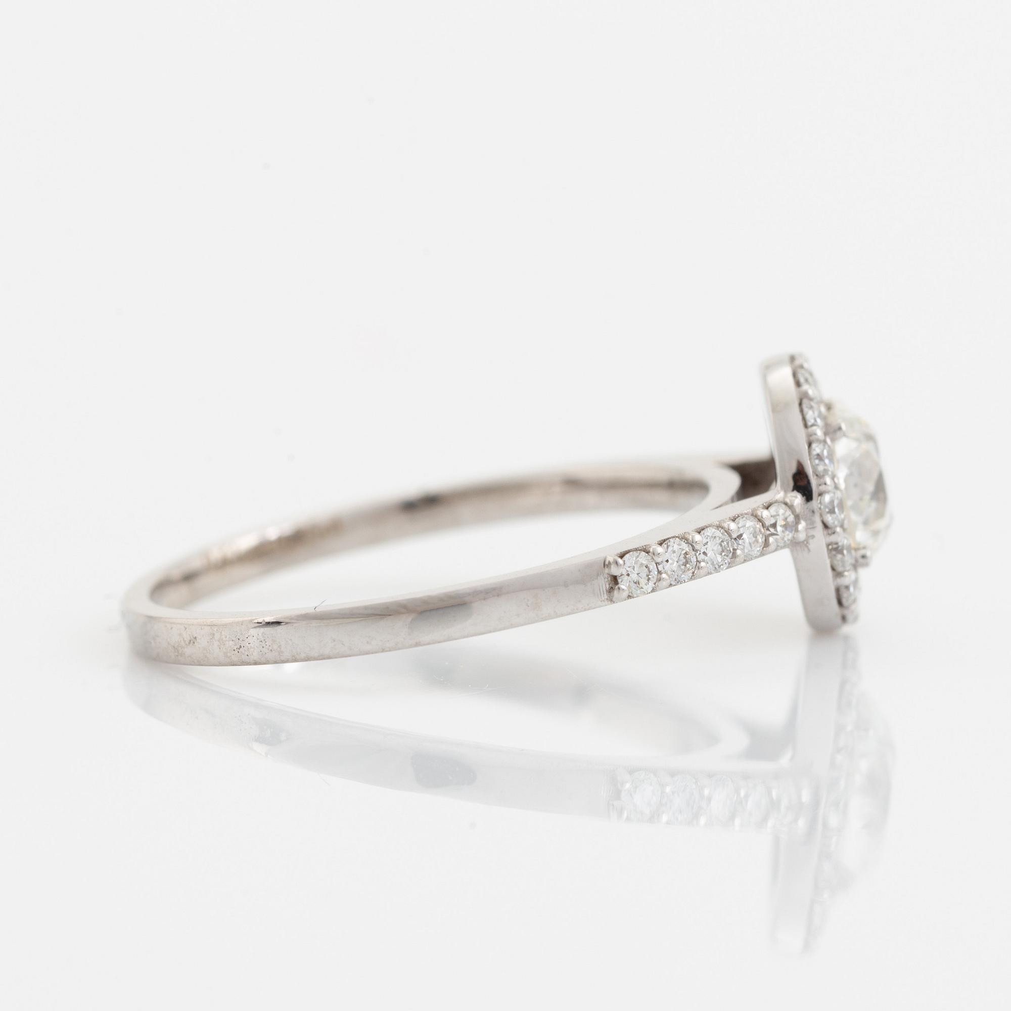 Ring med gammalslipad diamant och briljantslipade diamanter.