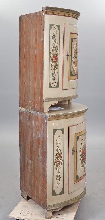 HÖRNSKÅP, allmoge. 1800-tal.