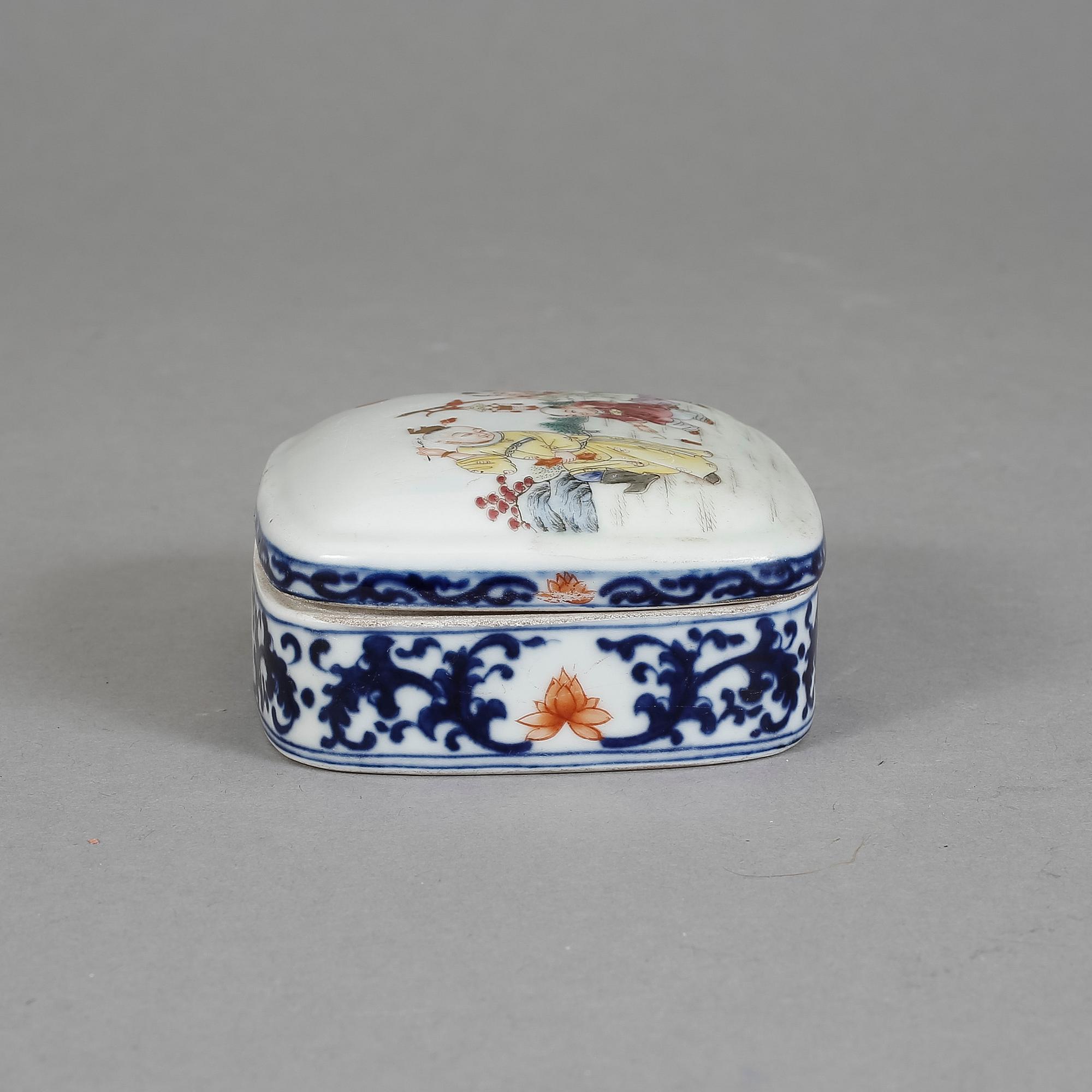 ASK med LOCK, porslin. Kina, 1900-tal.