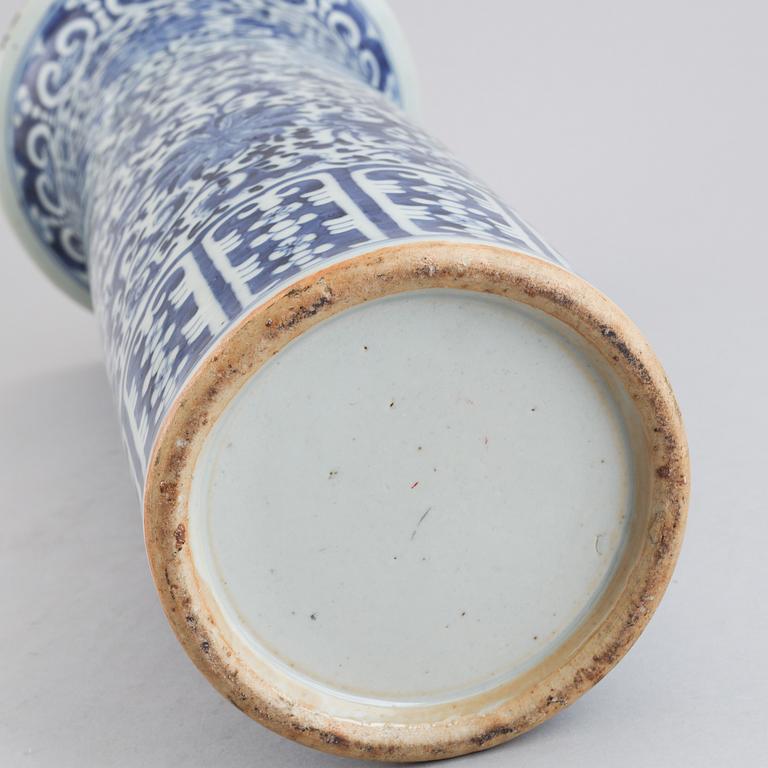 A chinese blue and white trumpet shaped vase, Qing Dynasty, 19th century.