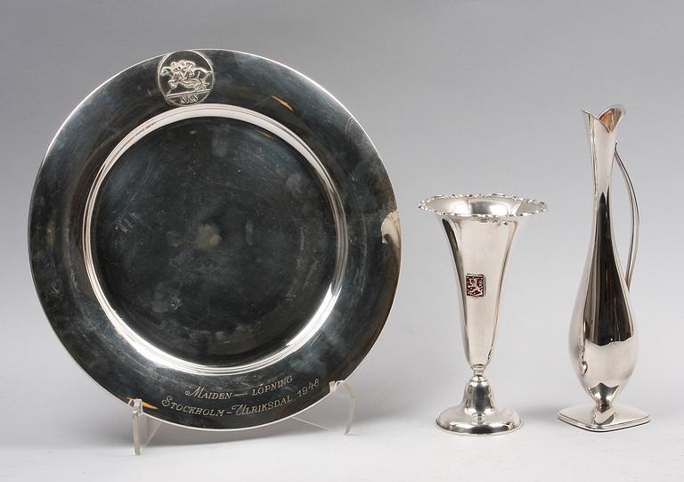 VASER SAMT TALLRIK, 3 st, silver, bla CG Hallberg, 1900-talets mitt.