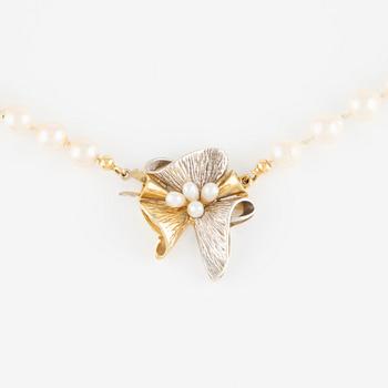 Necklace with cultured Akoya pearls, clasp in 14K gold with pearls.