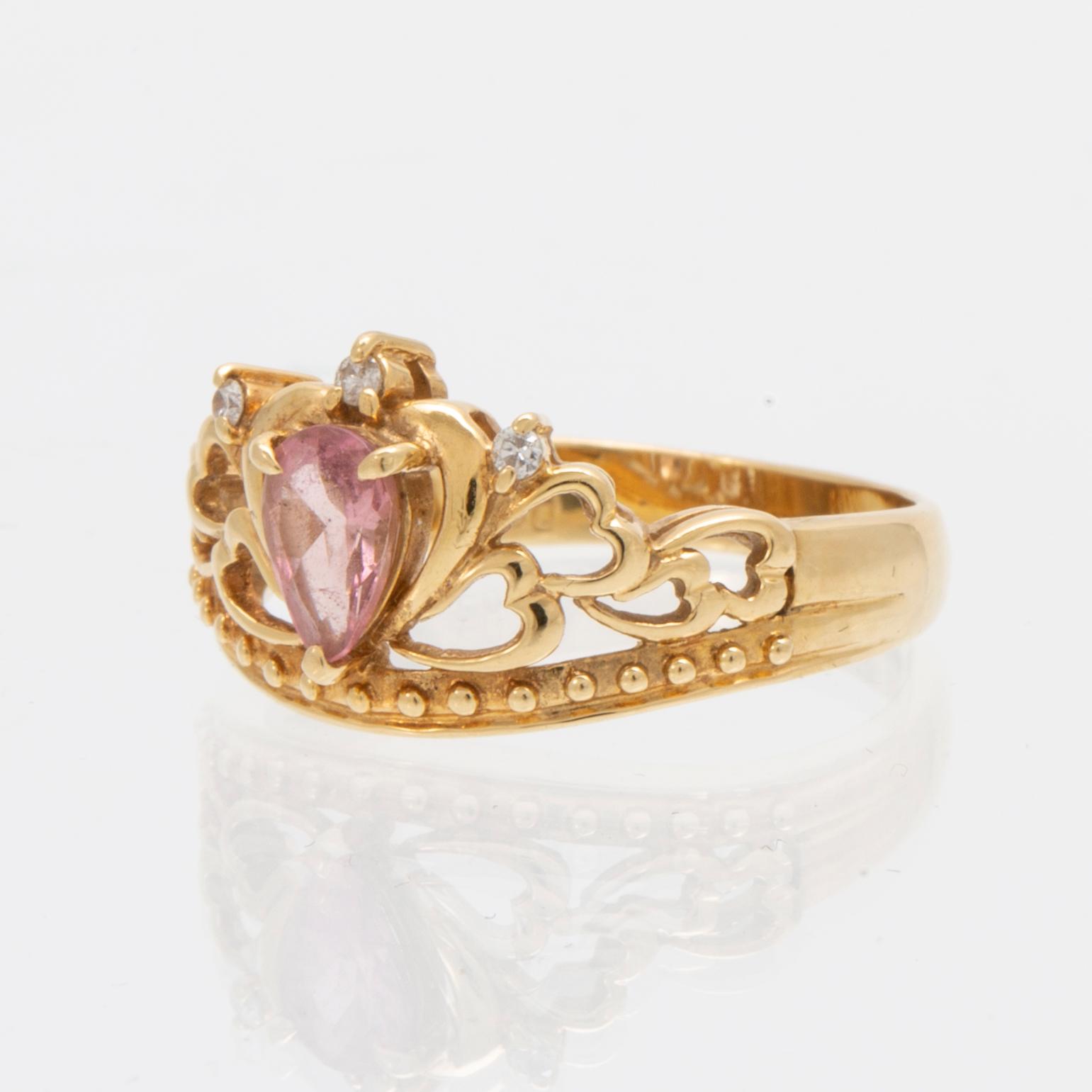 Ring 18K guld, briljantslipade diamanter samt päronformad briljantslipad rosa sten, troligen topas.