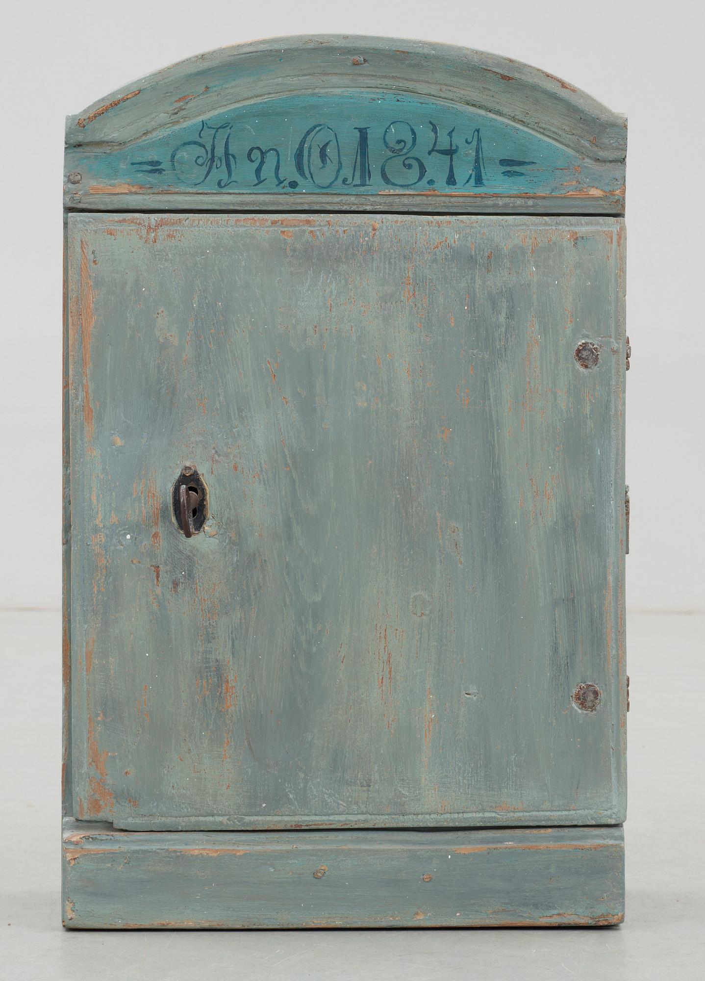 HÄNGSKÅP, allmoge, daterat 1841.