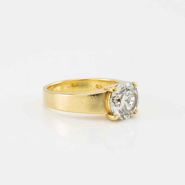 An 18K gold solitaire ring set with an approx. 2.14 ct round brilliant-cut diamond.