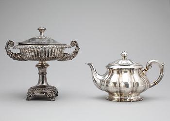 TÉKANNA samt SOCKERSKÅL, silver bl.a. 1800-tal. Vikt ca 1308g.