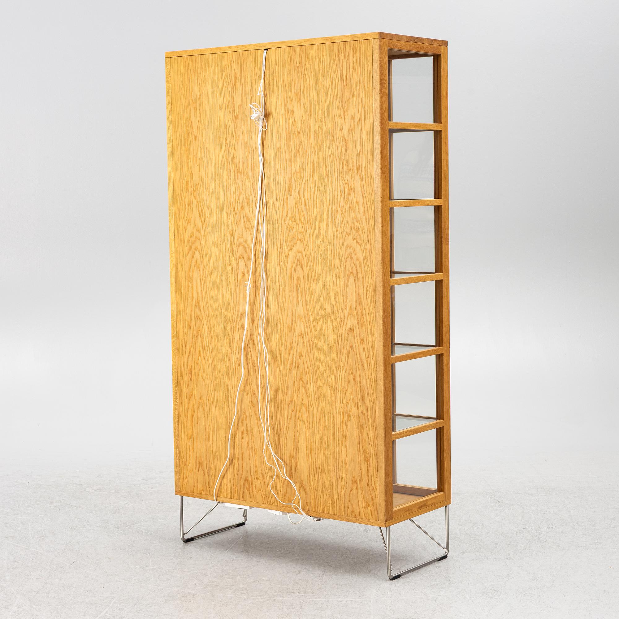 Nissen & Gehl, vitrinskåp, "AK 2780-2782", Naver Collection.