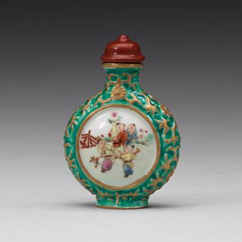 An enamelled snuff bottle with stopper, 20th Century with Qianlong mark in red.