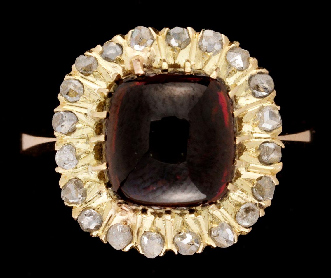 RING, 14K guld med cabochslipad granat och smådiamanter.