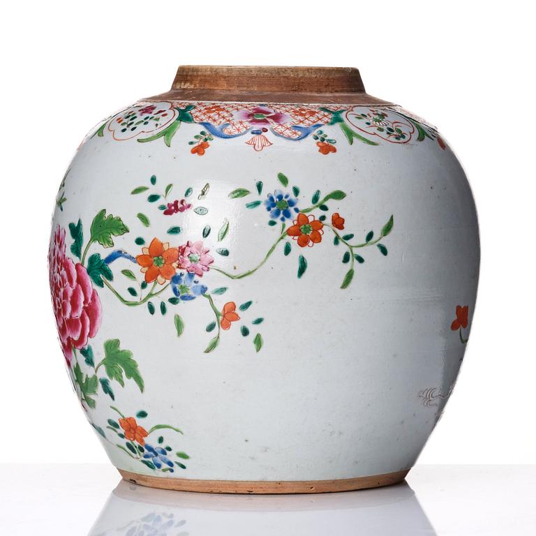 A porcelain famille rose jar, Qing dynasty, Qianlong (1736-1795).