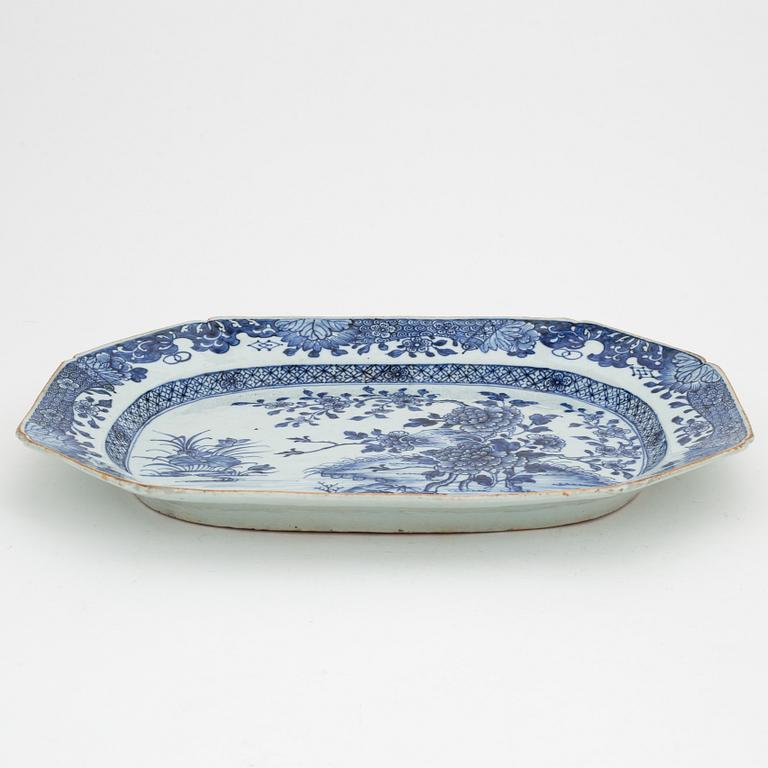 A blue and white serving dish, Qing dynasty, Qianlong (1736-95).