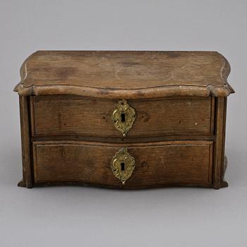 MINIATYRBYRÅ, senbarockstil, 1800-tal.