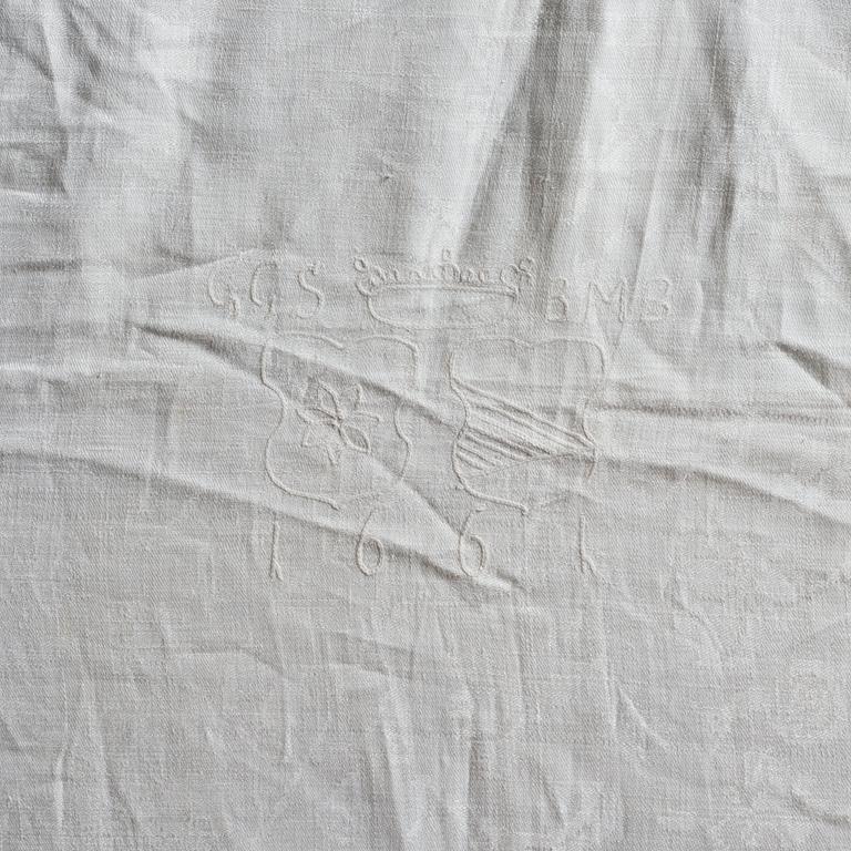 DUK, linnedamast, ca 209,5 x 116-118 cm, broderat och daterat: GGS BMB, Gyllenstiernas och Banérs alliansvapen.