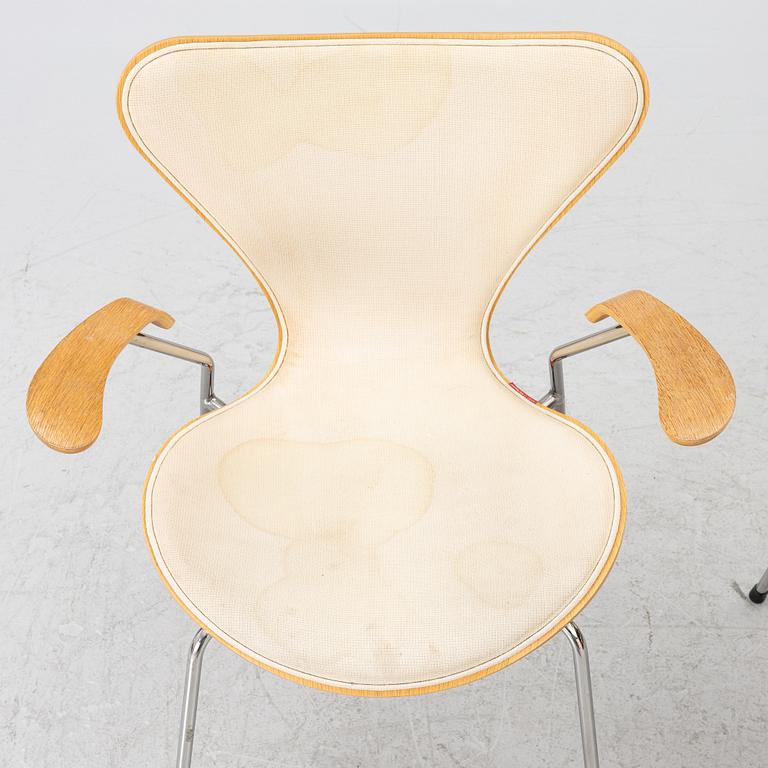 Arne Jacobsen, Armchairs, a pair, “The Seven”, Fritz Hansen, Denmark.