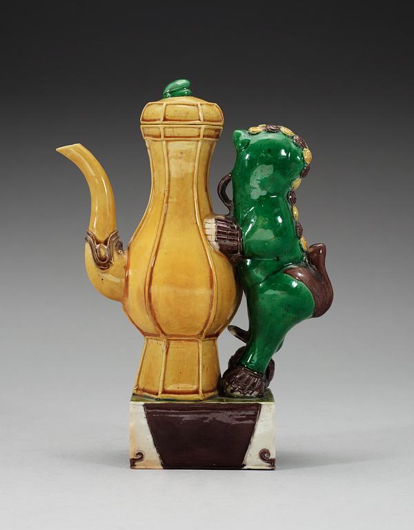 A famille verte wine ewer with a cover, Qing dynasty, Kangxi (1662-1722).