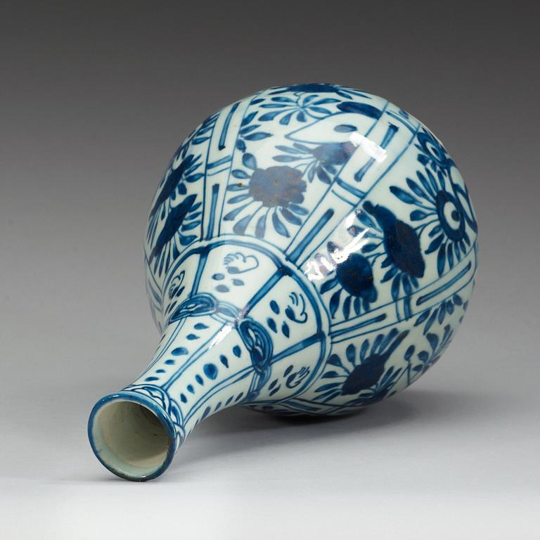 A blue and white flask, Ming dynasty, Wanli (1572-1620).