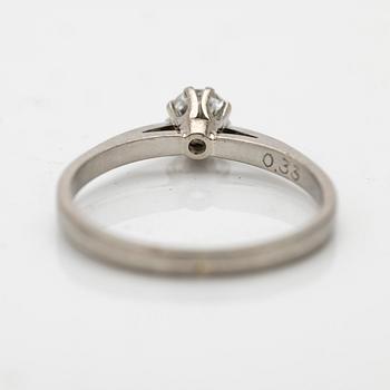 Solitaire ring in 18K white gold with one diamond.