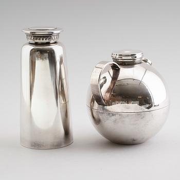 COCKTAILSHAKERS, 2 st, nysilver, GAB och CG Hallberg, 1900-talets första hälft.