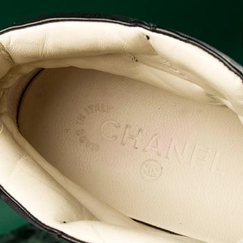 A pair of SNEAKERS by CHANEL, size 39.