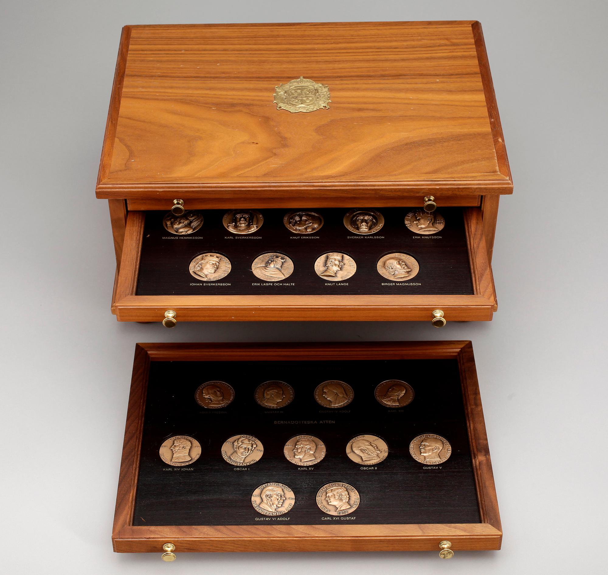 MEDALJER med tillhörande SCHATULL, 54 st, brons, Svenska Monarker, 1900-talets slut.