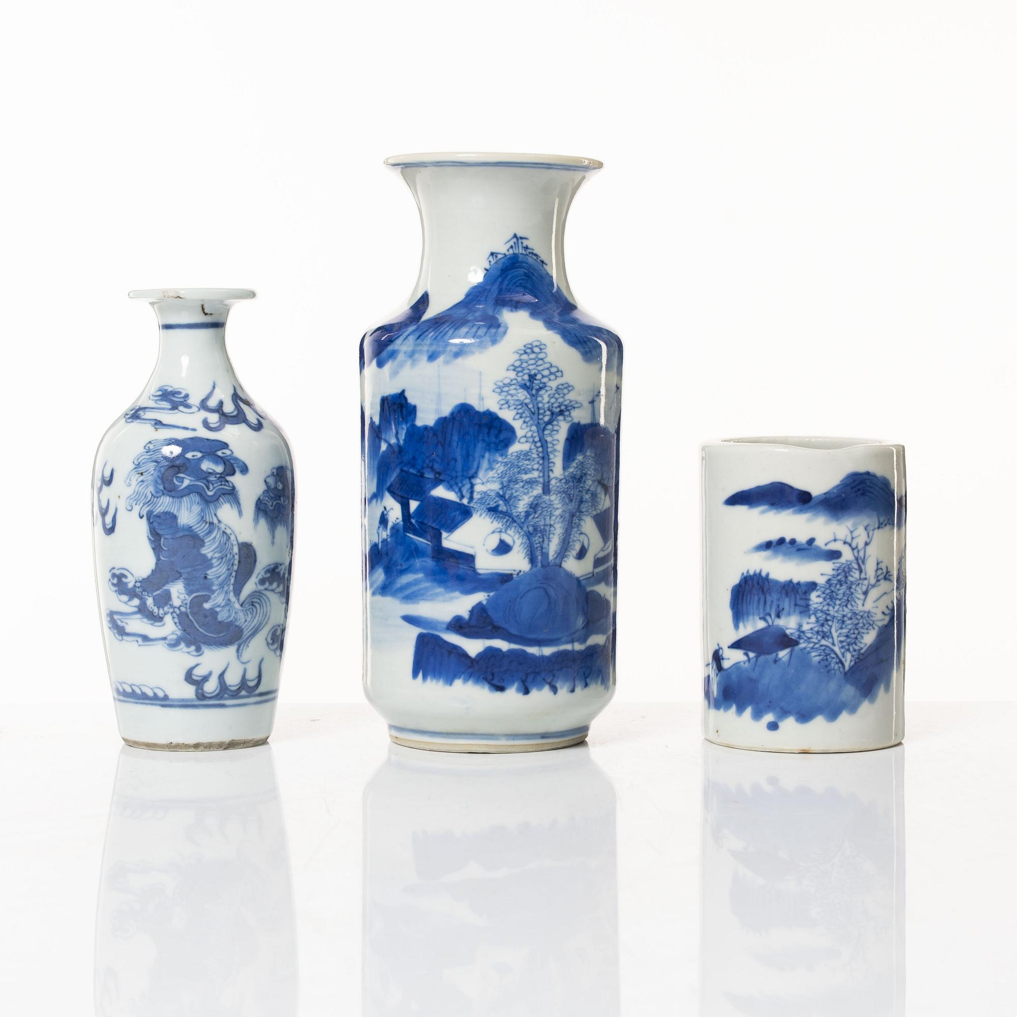 A group of three Chinese blue and white porcelain vases, 19th/20th century.