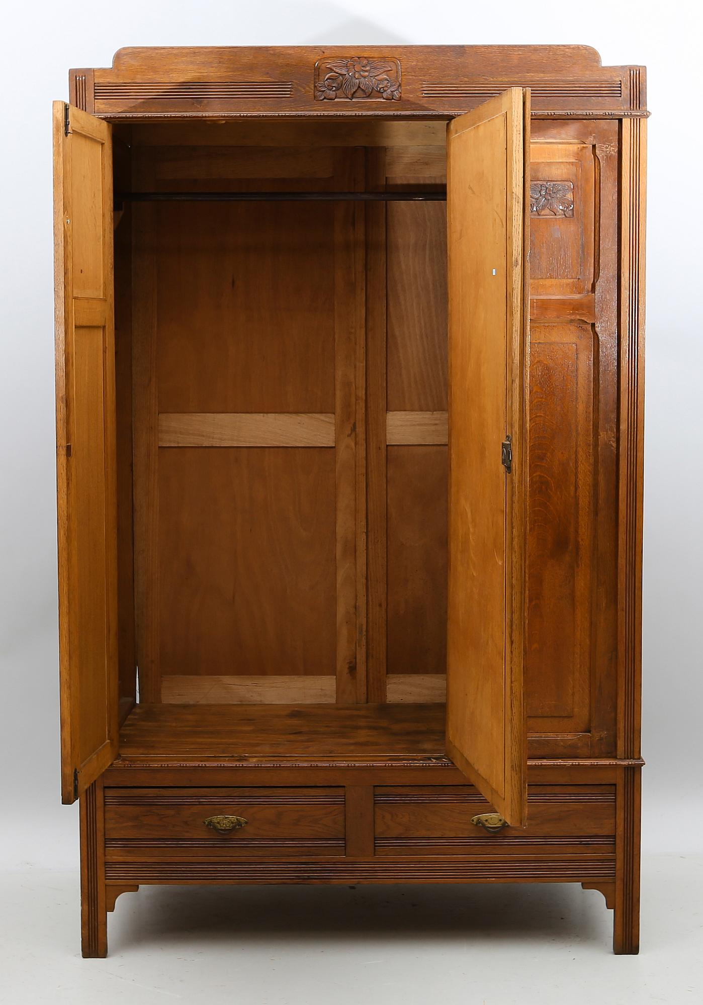 KLÄDSKÅP, 1900-talets början.