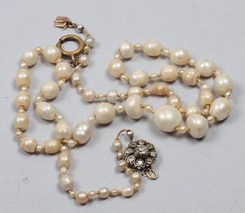 PÄRLCOLLIER, lås med briljanter.